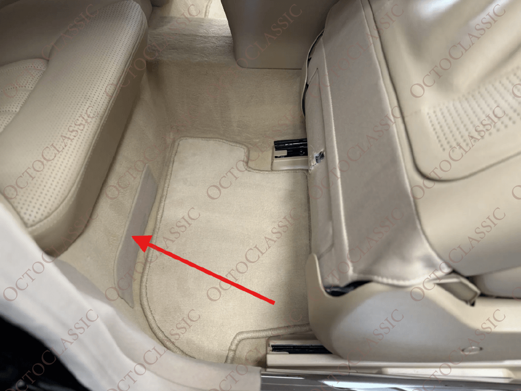 Osłona skrzynki bezpieczników Mercedes W215 z tyłu pod siedzeniem Cremebeige A2156840018 A2156802939 Osłona skrzynki bezpieczników Mercedes W215 z tyłu pod siedzeniem Cremebeige A2156840018 A2156802939