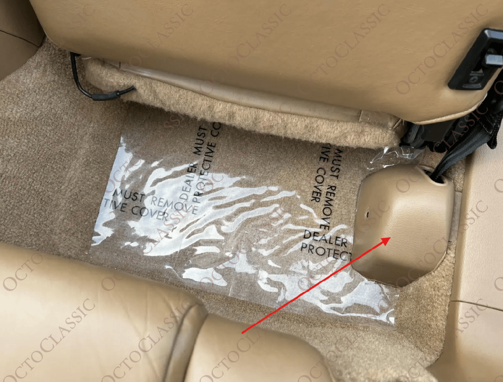 Ford Mustang Convertible GT Coperchio dell’arrotolatore della cintura di sicurezza anteriore destro 3 colori F01184 RH Ford Mustang Convertible GT Coperchio dell’arrotolatore della cintura di sicurezza anteriore destro 3 colori F01184 RH