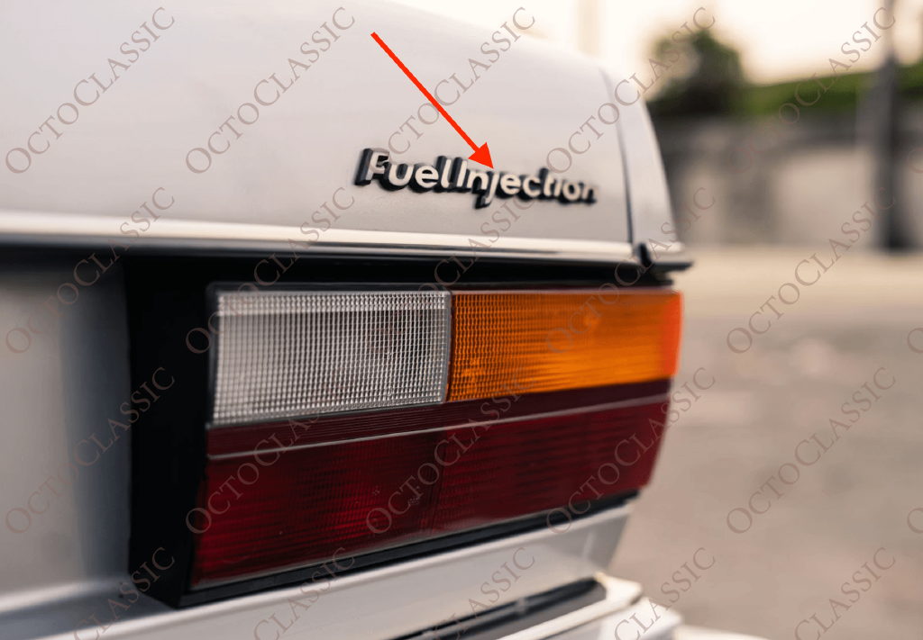 Emblemat Audi 80 / 90 / 100 / 200 / 4000 / 5000 C3 „Wtrysk paliwa” Czarny Emblemat Audi 80 / 90 / 100 / 200 / 4000 / 5000 C3 „Wtrysk paliwa” Czarny
