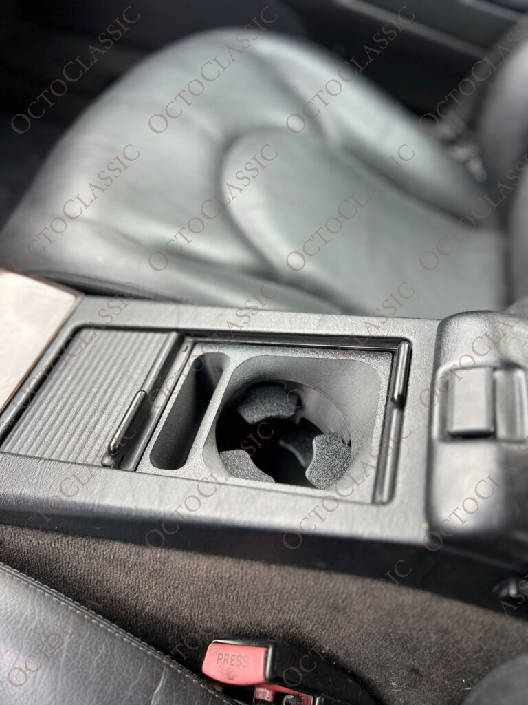 Niestandardowy uchwyt na kubek i telefon komórkowy do Mercedesa R129 SL – zamiennik uchwytu na kubek w schowku konsoli środkowej Niestandardowy uchwyt na kubek i telefon komórkowy do Mercedesa R129 SL – zamiennik uchwytu na kubek w schowku konsoli środkowej